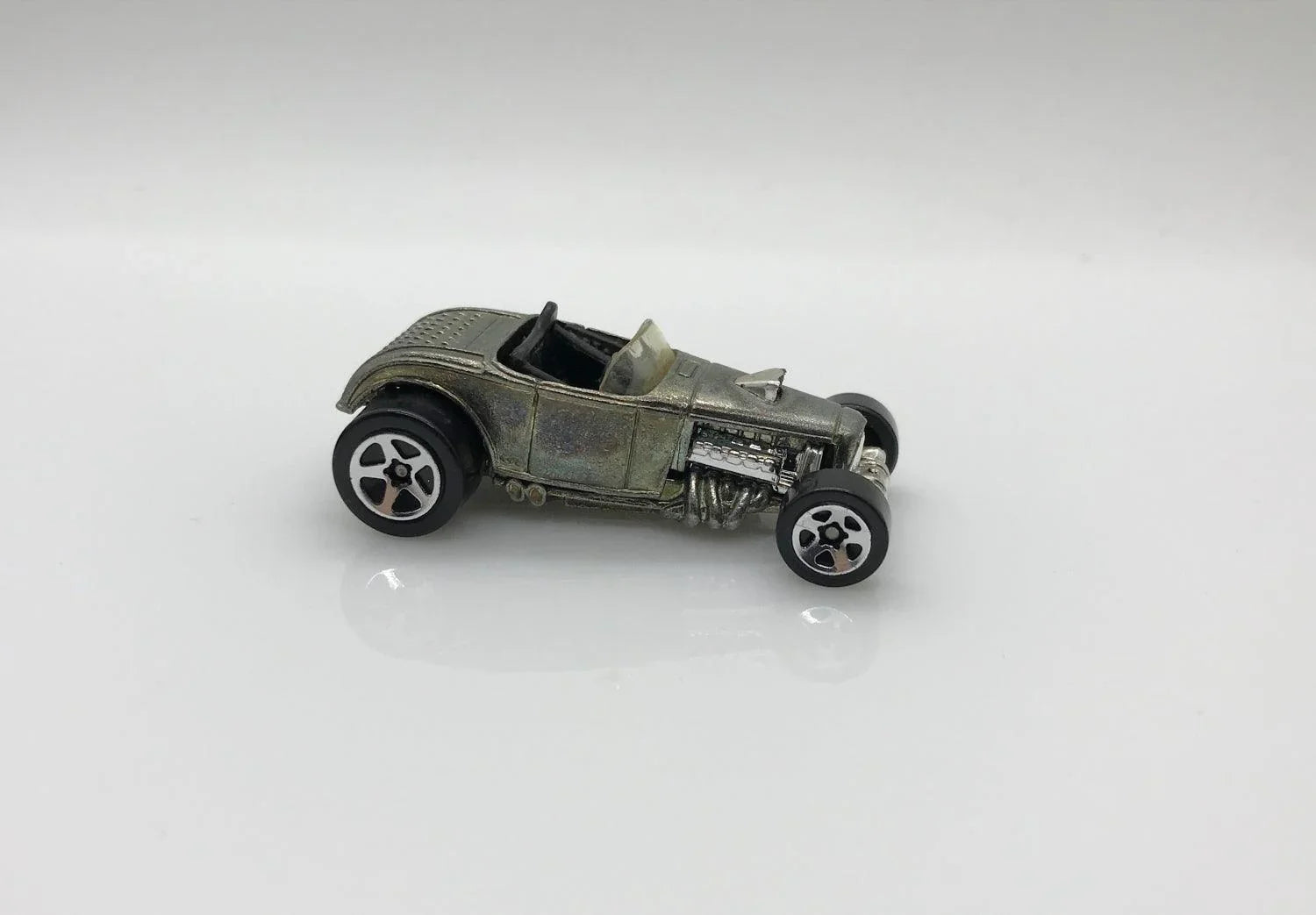 Hot Wheels '32 Unpainted Metal Deuce Roadster (2000) – Lamoree's