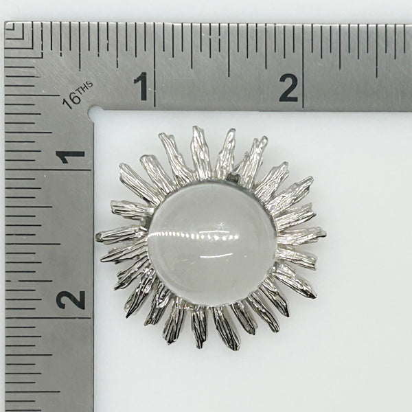 Perfect for vintage jewelry lovers: our Vintage Clear Bubble Brooch with Silvetone Frame provides a unique clear glass sphere design. Shop today!