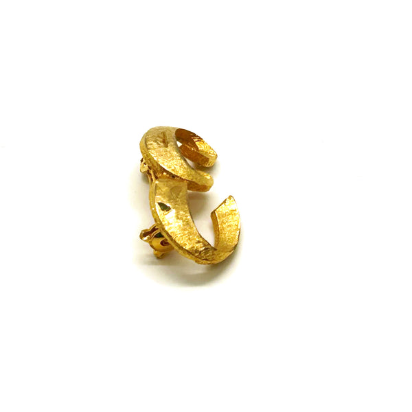 A small, vintage gold-tone initial "E" cursive monogram brooch pin, featuring a dual-textured finish with brushed matte styling and diamond-cut highlights on a plain white background