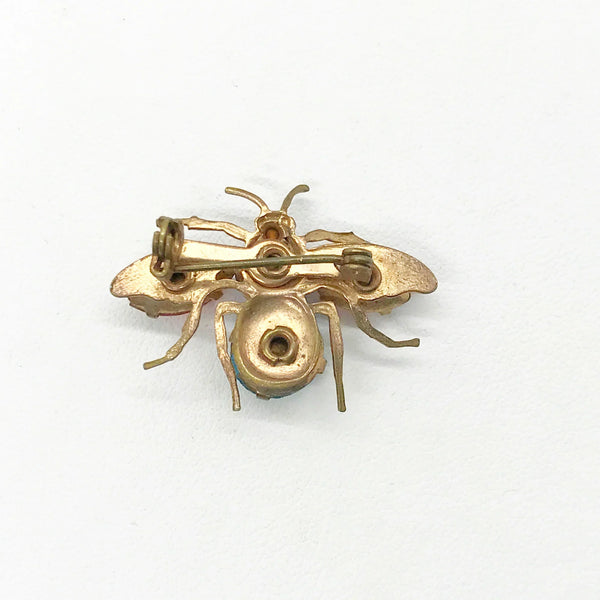 This is probably the prettiest insect you could hope to find—a truly exceptional vintage treasure you won't want to miss. Crafted from lustrous golden metal with meticulous attention to detail, this charming brooch features vibrant round aqua and pink stones that instantly draw the eye. 