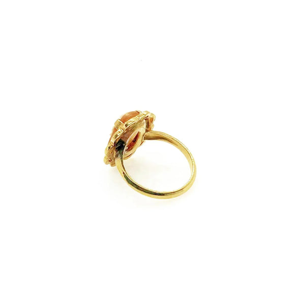 Indulge in the timeless allure of this vintage cameo ring. With intricate details and an elegant lady's profile, this oval beauty epitomizes sophistication. 