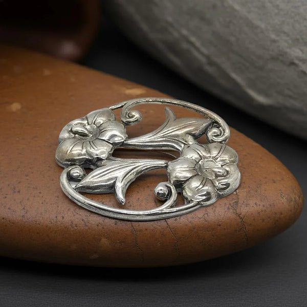 Perfect for art nouveau lovers: our Vintage Oval Sterling Silver Art Nouveau Floral Brooch provides intricate floral elegance and timeless style. Shop today!