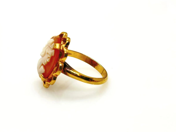 Indulge in the timeless allure of this vintage cameo ring. With intricate details and an elegant lady's profile, this oval beauty epitomizes sophistication. 