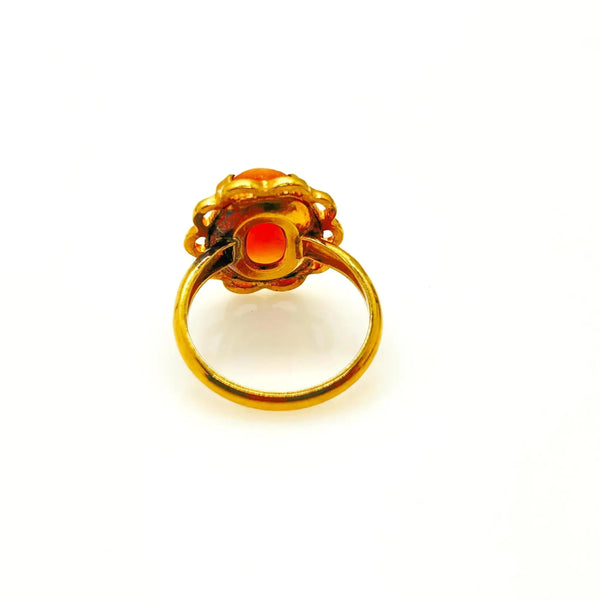 Indulge in the timeless allure of this vintage cameo ring. With intricate details and an elegant lady's profile, this oval beauty epitomizes sophistication. 