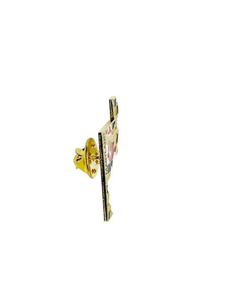 The lapel or tie tack pin shows the well known Maryland state map. This gold tone enamel pin is designed in the shape of Maryland, incorporating the unique state flag design. The pin combines the state outline with the colors and pattern of the official flag. "MARYLAND" is printed on the upper right