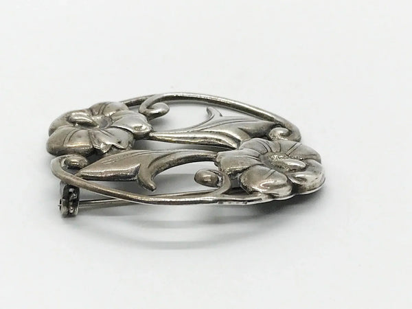 Perfect for art nouveau lovers: our Vintage Oval Sterling Silver Art Nouveau Floral Brooch provides intricate floral elegance and timeless style. Shop today!