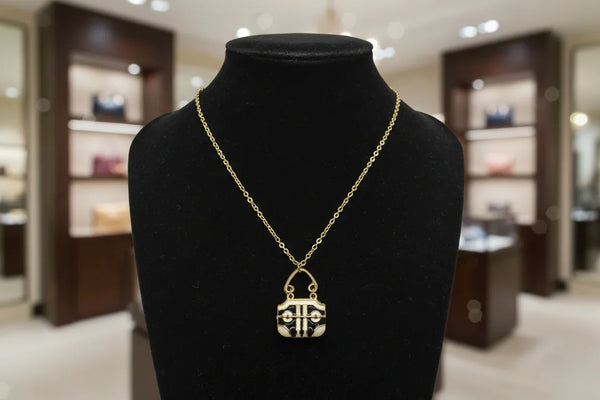 Take your your accessory game to the next level with this enchanting vintage purse necklace, a miniature work of art that celebrates timeless style.