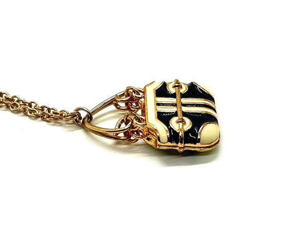 Take your your accessory game to the next level with this enchanting vintage purse necklace, a miniature work of art that celebrates timeless style.