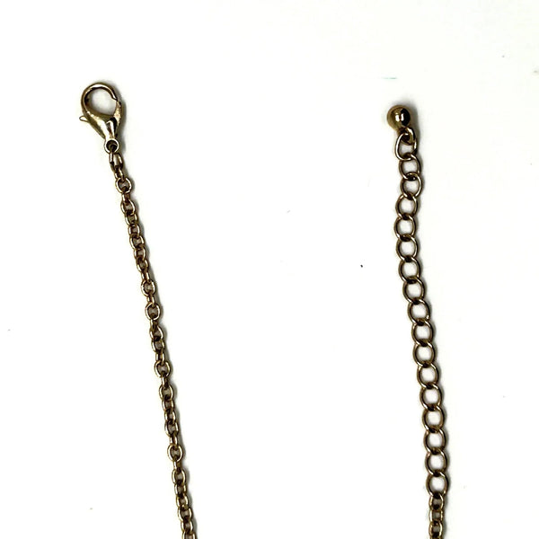 Take your your accessory game to the next level with this enchanting vintage purse necklace, a miniature work of art that celebrates timeless style.