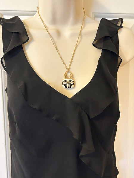 Take your your accessory game to the next level with this enchanting vintage purse necklace, a miniature work of art that celebrates timeless style.