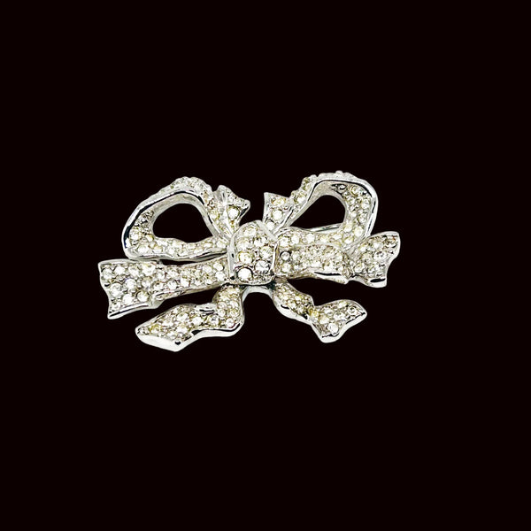 Experience the captivating allure of this exceptional brooch, a testament to its exquisite design and superior stone quality. Transporting you to the refined Georgian period (1700s), this piece embodies timeless elegance.