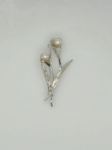 Vintage Sterling Silver Calla Lilly Shaped Brooch With Fresh Water Pearls - Lamoree’s Vintage