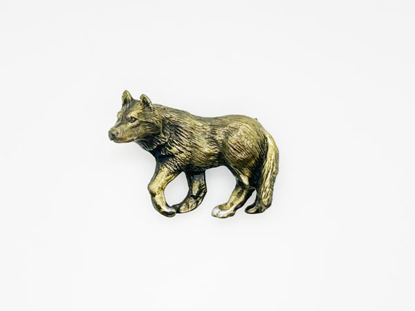 Antiqued bronze wolf brooch pin with highly detailed textured fur on a plain white background