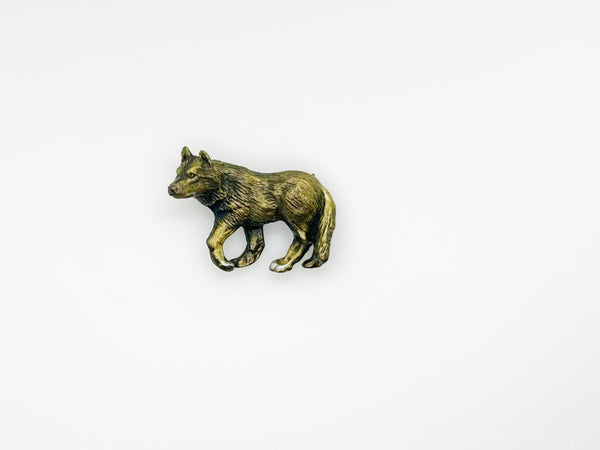 Antiqued bronze wolf brooch pin with highly detailed textured fur on a plain white background