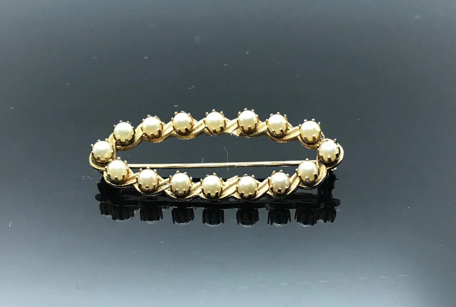 Perfect for fashion enthusiasts seeking subtle sophistication: our elegant vintage marquise shaped faux pearl brooch provides timeless charm and grace. Shop today!